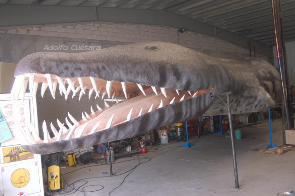 Making a 25 meters long Liopleurodon inside a 25 meters long workshop